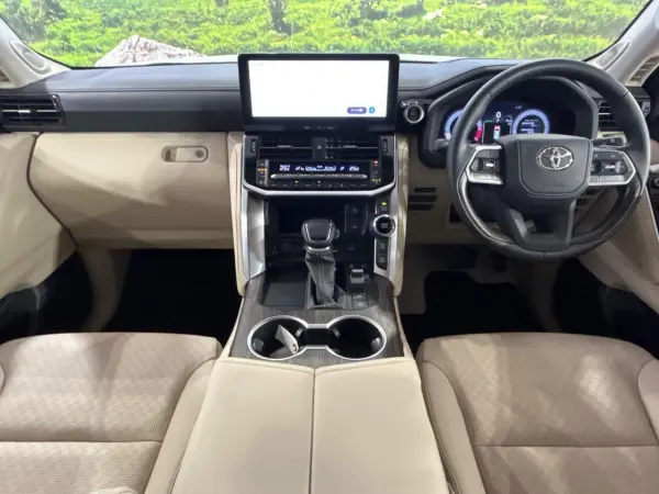 2025 Toyota Landrcuiser 300 — photo 2 | Tuminion Kenya