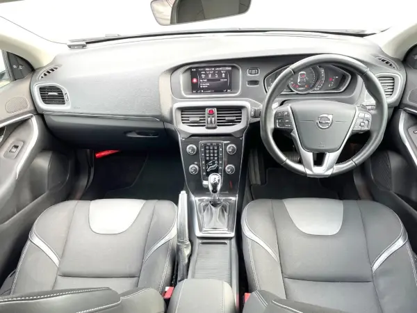 2018 Volvo V40 — photo 2 | Tuminion Kenya