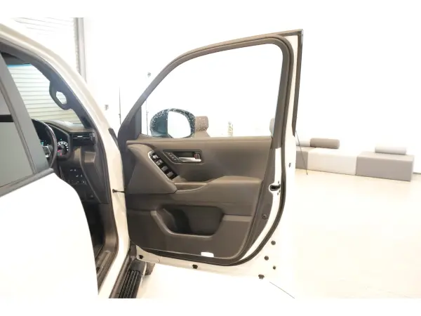 2023 Toyota Landrcuiser 300 — photo 8 | Tuminion Kenya