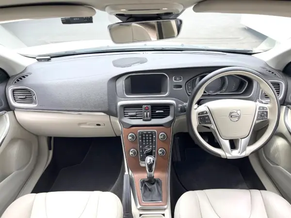 2018 Volvo V40 — photo 2 | Tuminion Kenya
