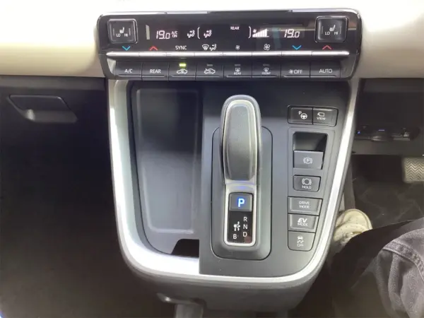 2023 Toyota Noah — photo 2 | Tuminion Kenya