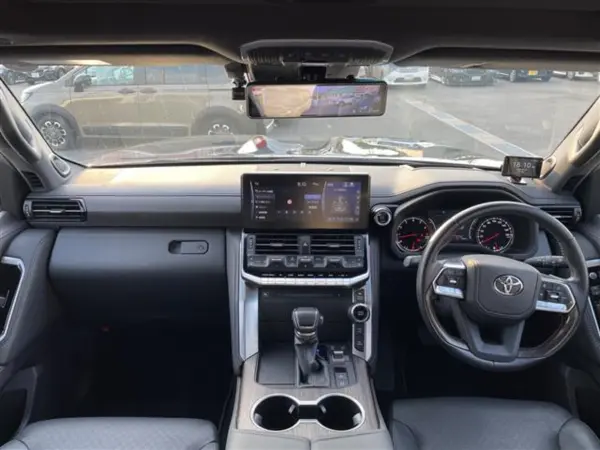 2023 Toyota Landrcuiser 300 — photo 3 | Tuminion Kenya