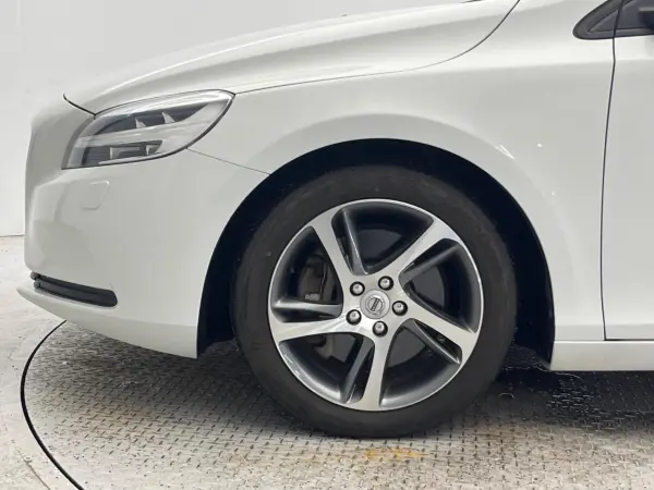 2018 Volvo V40 — photo 9 | Tuminion Kenya