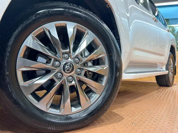 2024 Toyota Landrcuiser 300 — photo 9 | Tuminion Kenya