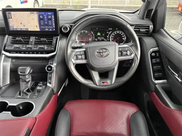 2024 Toyota Landrcuiser 300 — photo 3 | Tuminion Kenya