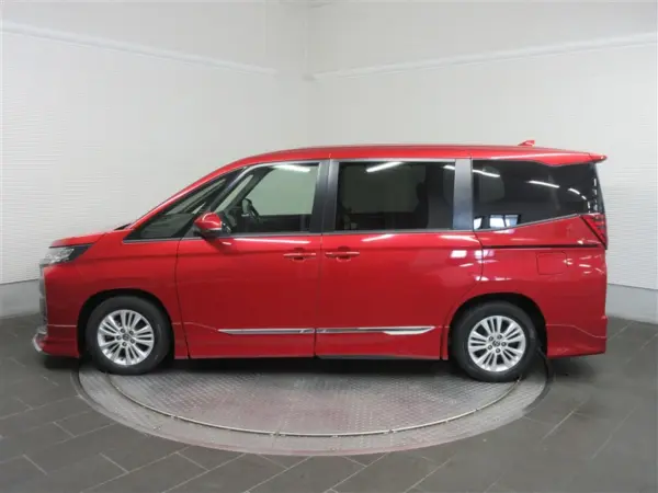 2022 Toyota Noah — photo 2 | Tuminion Kenya