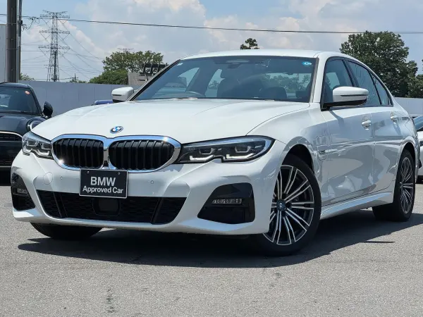 BMW 3 Series 330e M Sport Comfort PKG ACC 18-inch AW Power Trunk Touch Panel Nav Apple CarPlay Surround View Camera Black Partial Leather Power Seat Seat Heater Paddle Shift Driving Assist Lane Keep Assist ETC2.0 1 Owner Non-Smoking (Alpine White)