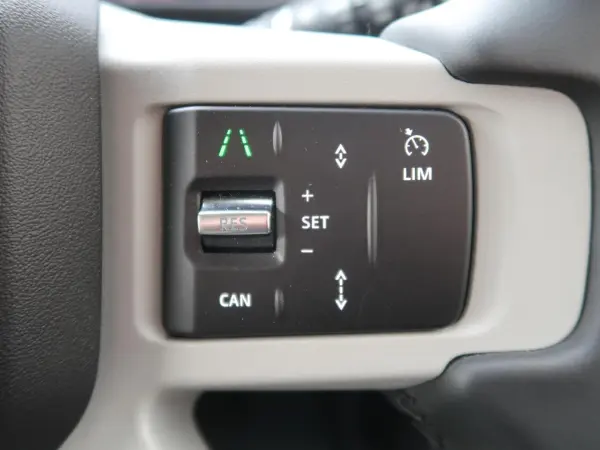2023 Landrover Defender — photo 8 | Tuminion Kenya