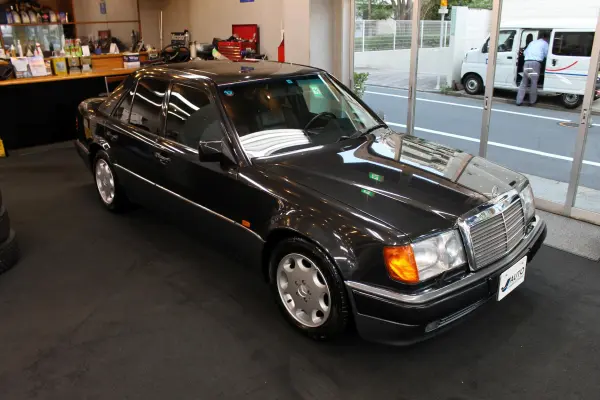 Mercedes-Benz Medium Class 500E (Black Metallic Two-Tone)
