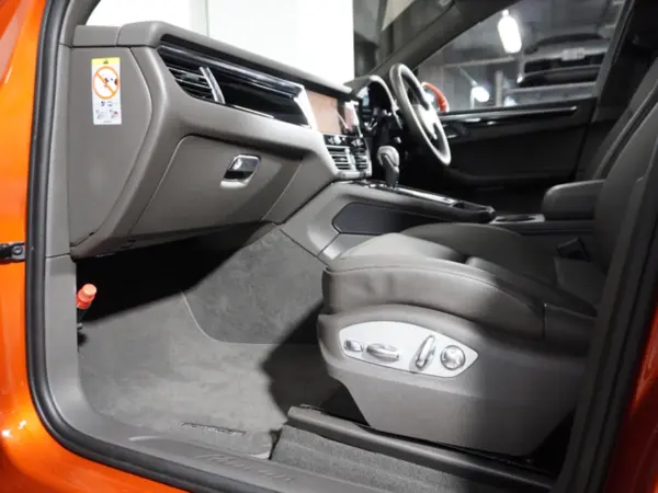 2024 Porsche Macan — photo 1