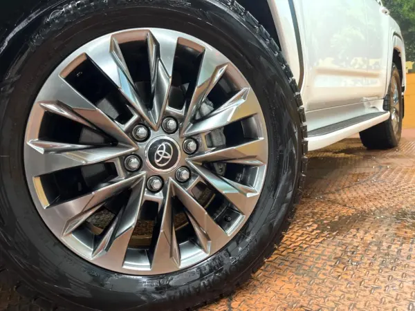 2023 Toyota Landrcuiser 300 — photo 9 | Tuminion Kenya