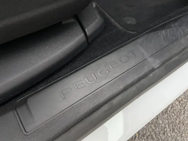 2020 Peugeot 5008 — photo 8 | Tuminion Kenya