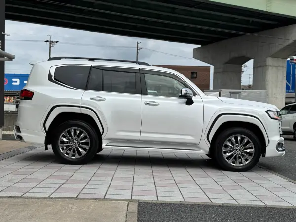 2025 Toyota Landrcuiser 300 — photo 3 | Tuminion Kenya