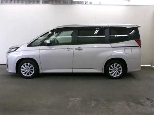 2022 Toyota Noah — photo 2 | Tuminion Kenya