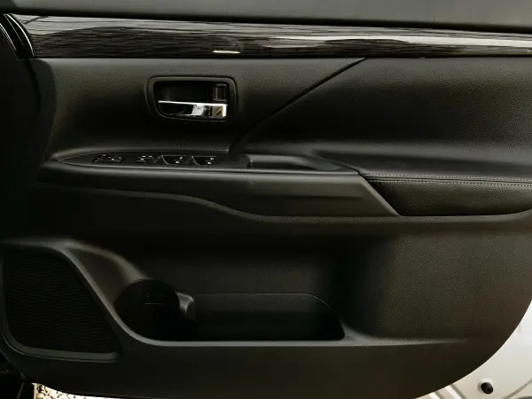 2015 Mitsubishi Outlander — photo 9 | Tuminion Kenya