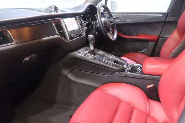2018 Porsche Macan — photo 9 | Tuminion Kenya