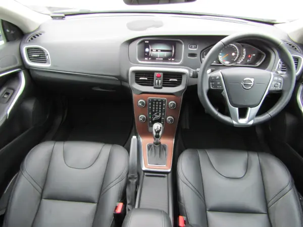 2020 Volvo V40 — photo 3 | Tuminion Kenya