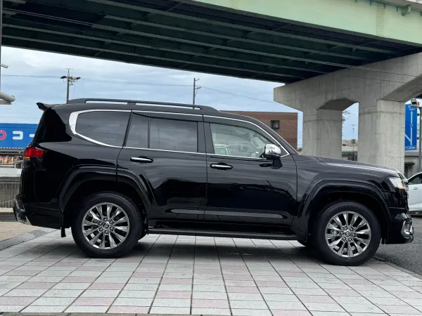 2025 Toyota Landrcuiser 300 — photo 3 | Tuminion Kenya