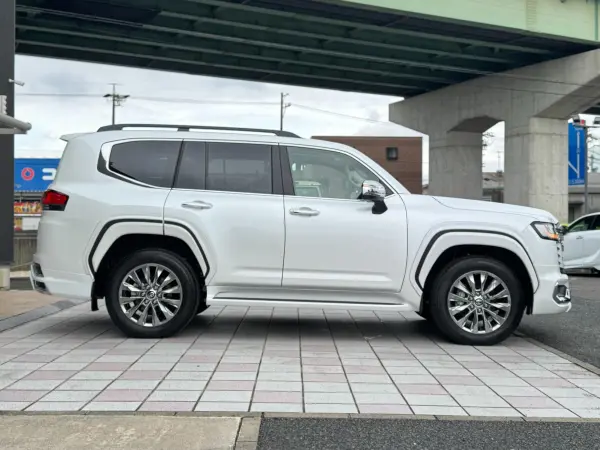 2025 Toyota Landrcuiser 300 — photo 3 | Tuminion Kenya