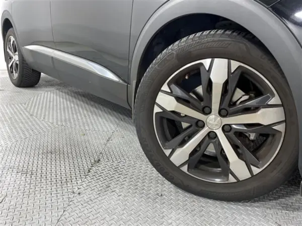 2022 Peugeot 5008 — photo 8 | Tuminion Kenya