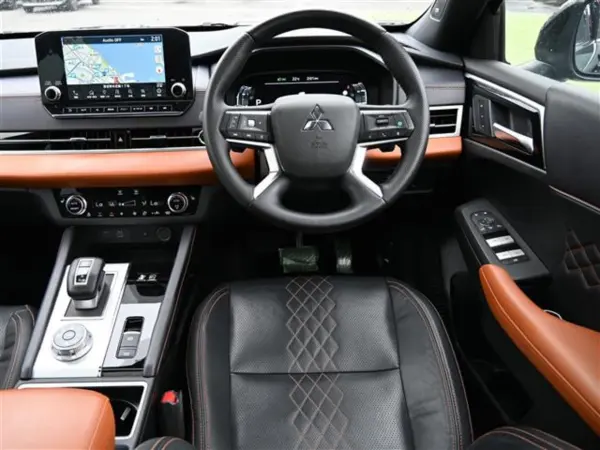 2023 Mitsubishi Outlander — photo 1