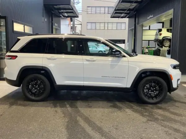 2023 Jeep Grand Cherokee — photo 3 | Tuminion Kenya