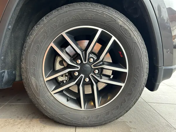2019 Jeep Grand Cherokee — photo 8 | Tuminion Kenya