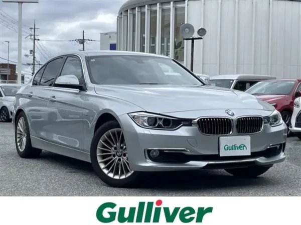 BMW 3 Series 320i Luxury One Owner Genuine Navigation CD/DVD Bluetooth Backup Camera ETC Drive Recorder Corner Sensor ABS Anti-skid Device Auto Light Automatic High Beam LED Headlight Leather Seat (Glacier Silver Metallic)