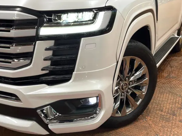 2025 Toyota Landrcuiser 300 — photo 9 | Tuminion Kenya