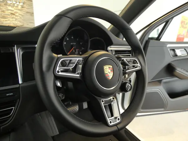 2020 Porsche Macan — photo 8 | Tuminion Kenya