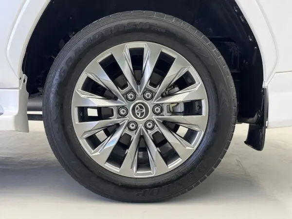 2023 Toyota Landrcuiser 300 — photo 8 | Tuminion Kenya