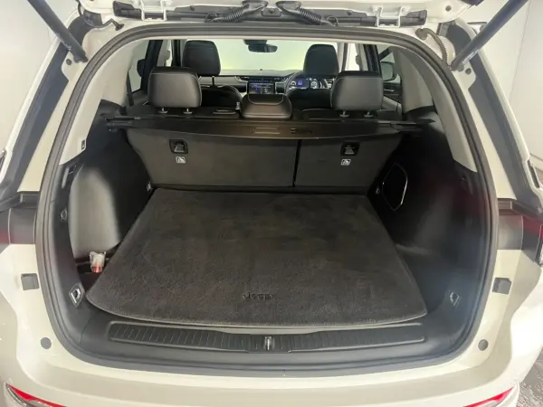 2024 Jeep Grand Cherokee — photo 8 | Tuminion Kenya