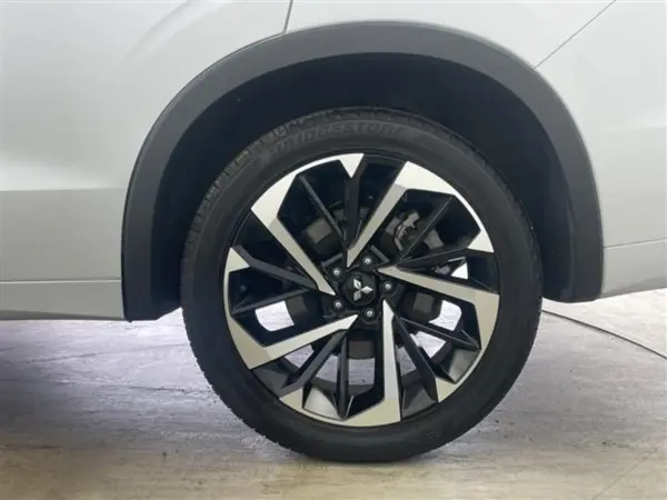 2024 Mitsubishi Outlander — photo 8 | Tuminion Kenya