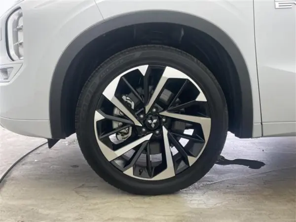 2024 Mitsubishi Outlander — photo 9 | Tuminion Kenya