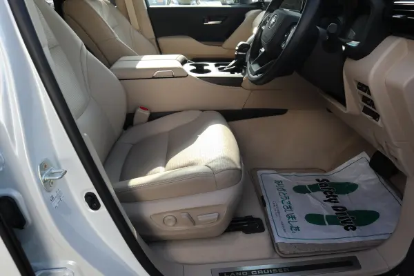 2025 Toyota Landrcuiser 300 — photo 9 | Tuminion Kenya