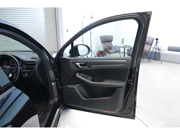 2021 Porsche Macan — photo 8 | Tuminion Kenya