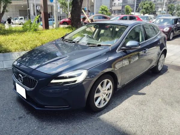 2018 Volvo V40 — photo 1