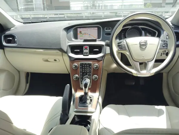 2018 Volvo V40 — photo 8 | Tuminion Kenya