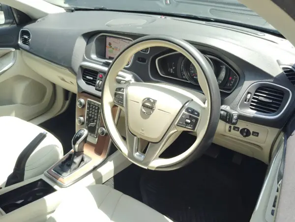 2018 Volvo V40 — photo 9 | Tuminion Kenya