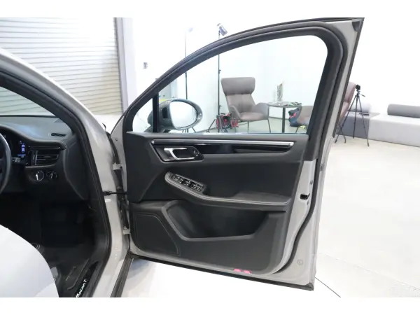 2024 Porsche Macan — photo 8 | Tuminion Kenya