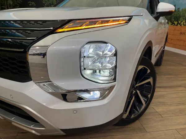 2023 Mitsubishi Outlander — photo 8 | Tuminion Kenya