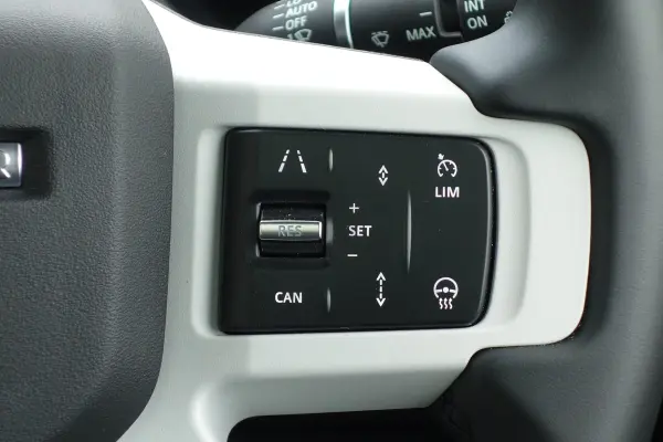 2025 Landrover Defender — photo 8 | Tuminion Kenya