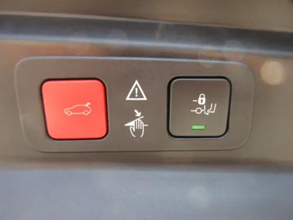 2022 Peugeot 5008 — photo 7 | Tuminion Kenya