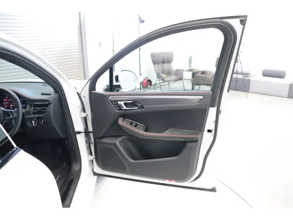 2021 Porsche Macan — photo 8 | Tuminion Kenya