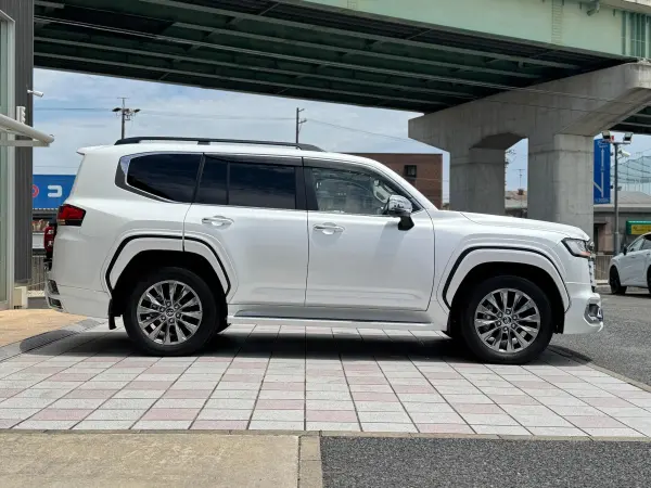 2023 Toyota Landrcuiser 300 — photo 3 | Tuminion Kenya