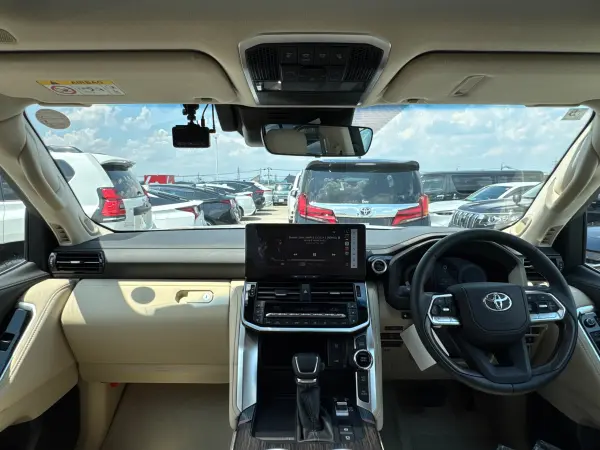 2025 Toyota Landrcuiser 300 — photo 2 | Tuminion Kenya
