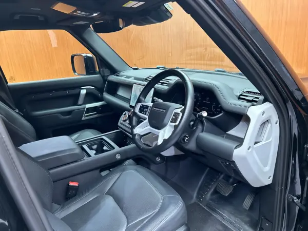 2023 Landrover Defender — photo 3 | Tuminion Kenya