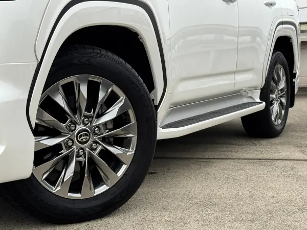 2025 Toyota Landrcuiser 300 — photo 9 | Tuminion Kenya