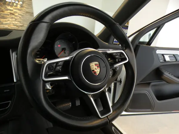 2020 Porsche Macan — photo 8 | Tuminion Kenya