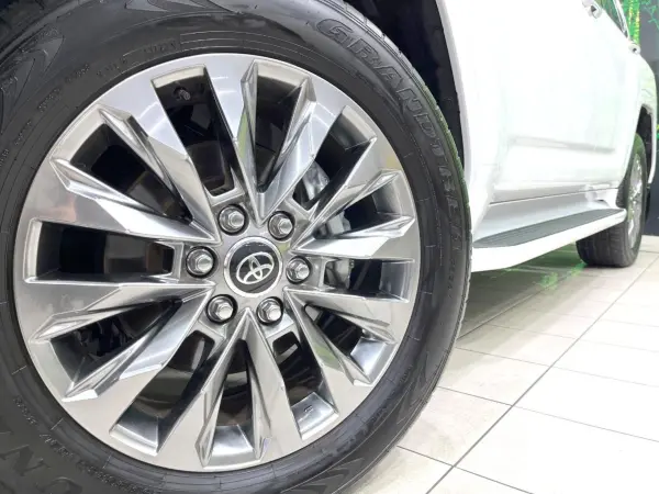 2024 Toyota Landrcuiser 300 — photo 9 | Tuminion Kenya